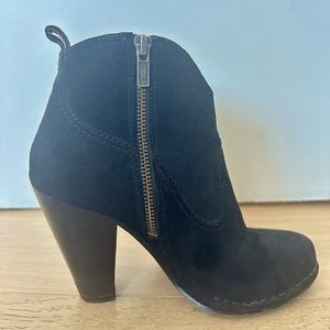 Black FRYE Suede Booties✨